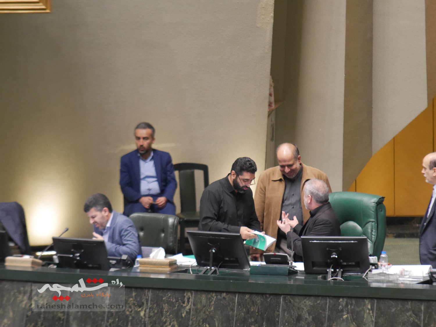 برگزاری جلسه علنی مجلس برای بررسی بودجه 1404 +تصاویر — تصویر 67
