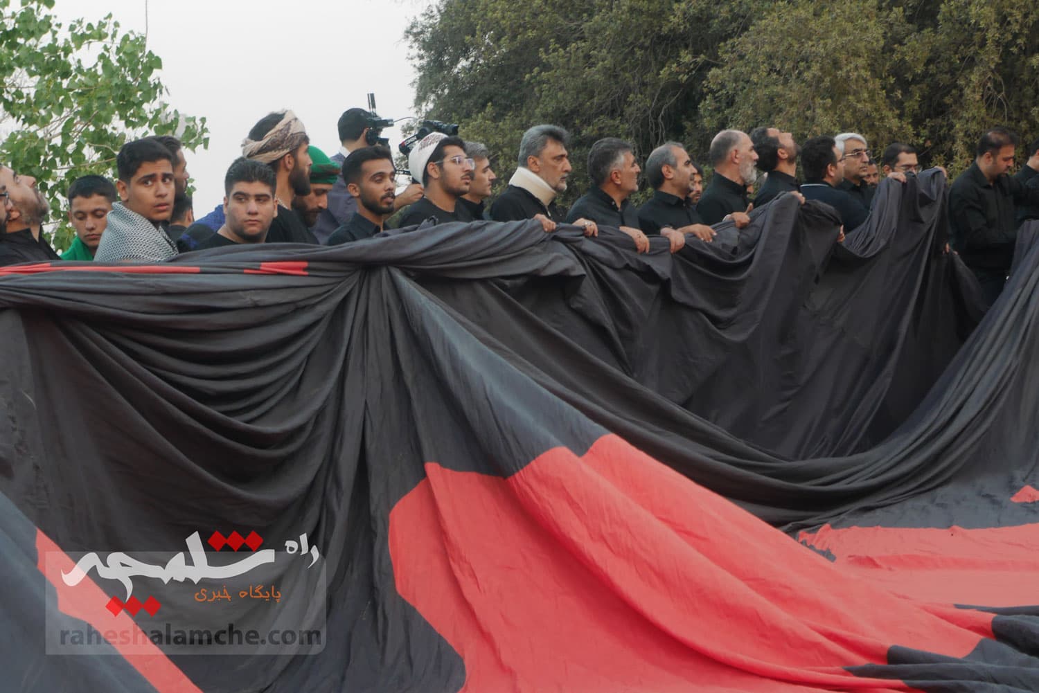 تهران با اهتزاز بزرگترین پرچم عزای حسینی در جهان به استقبال محرم رفت +تصاویر — تصویر 44