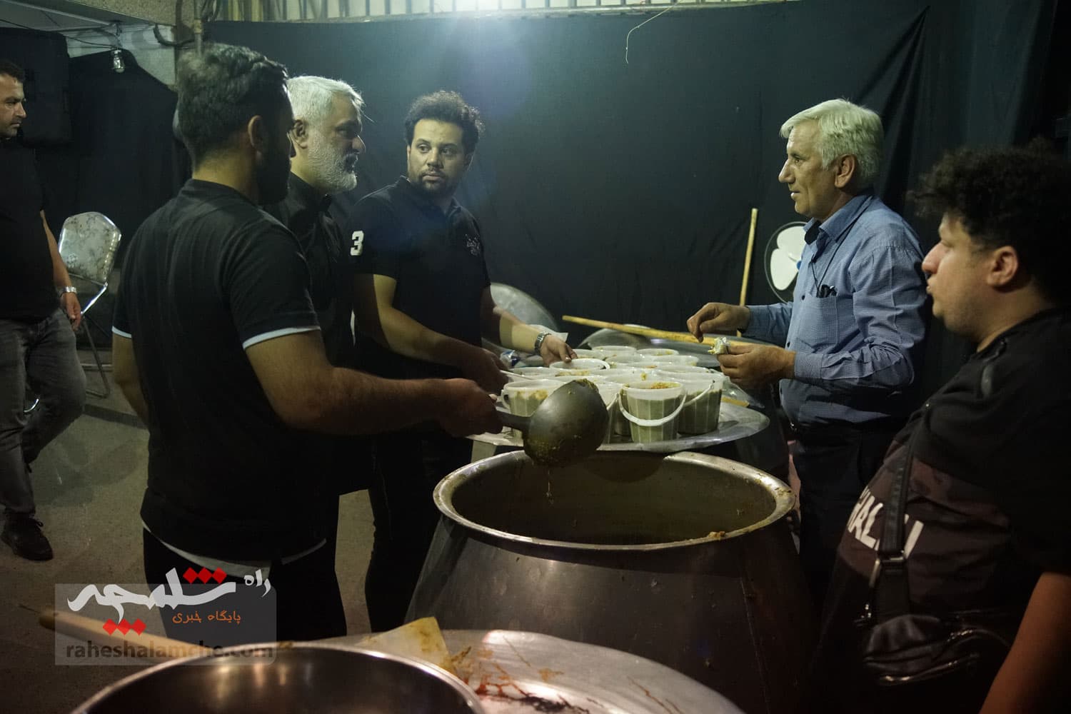 پخت آش نذری و روضه خانگی در شب 28 صفر +تصاویر — تصویر 27
