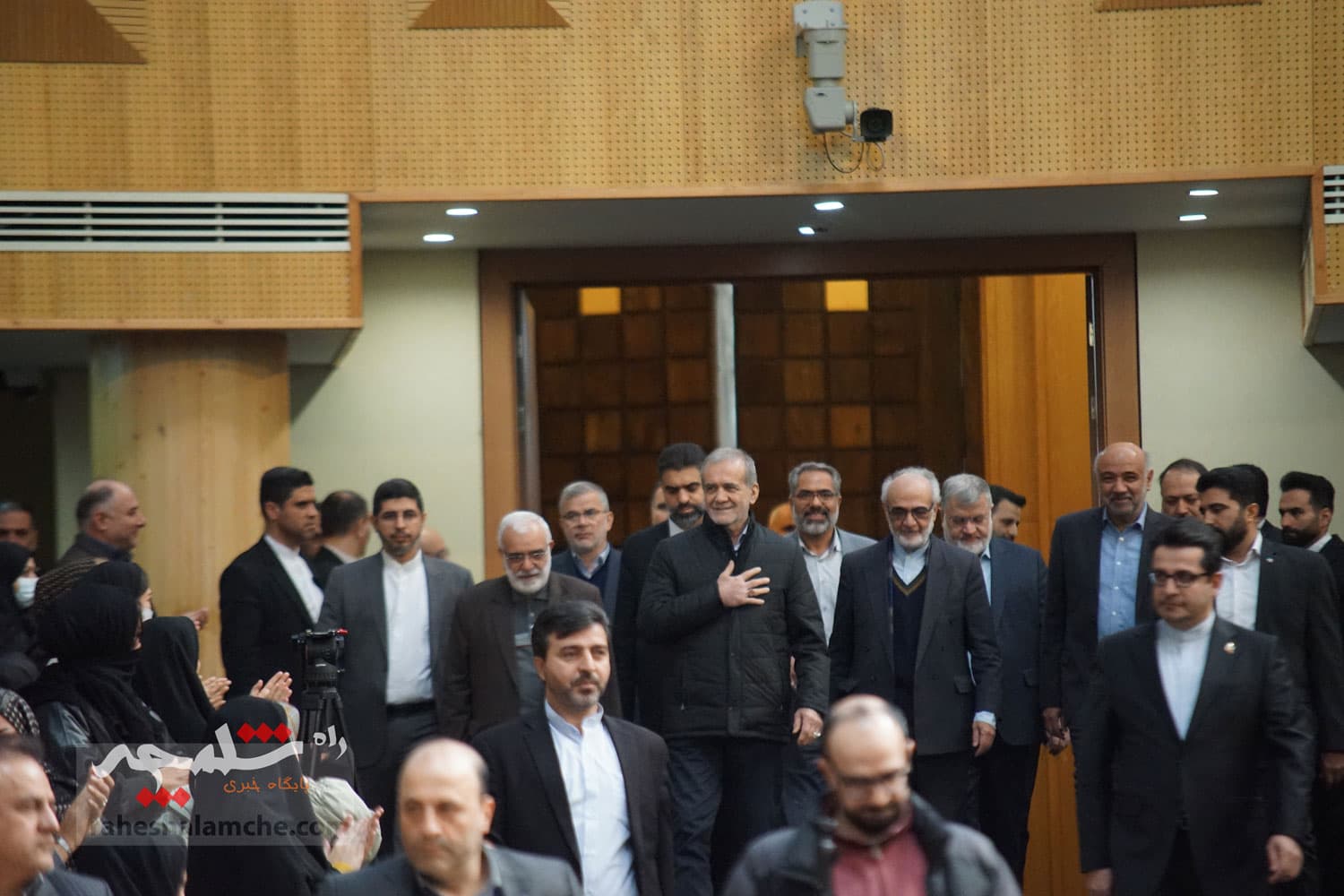 آیین تجلیل از طرحهای برگزیده اشتغال آفرین در کمیته امداد با حضور پزشکیان +تصاویر — تصویر 49