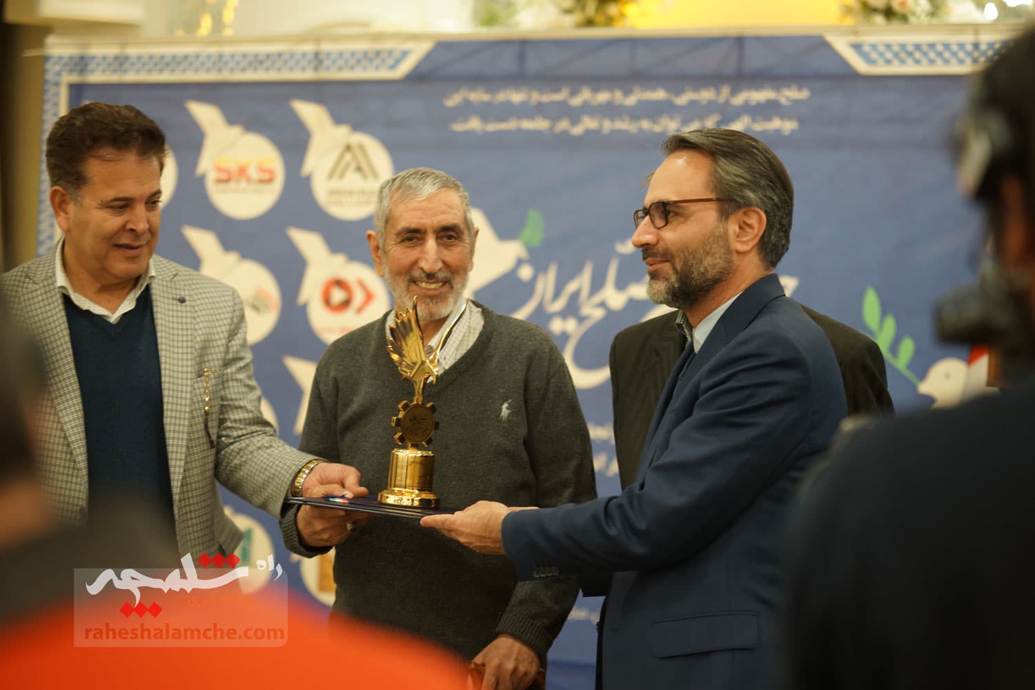 چه کسانی در نخستین کنگره ملی حامیان صلح ایران حضور داشتند؟ +تصاویر — تصویر 95