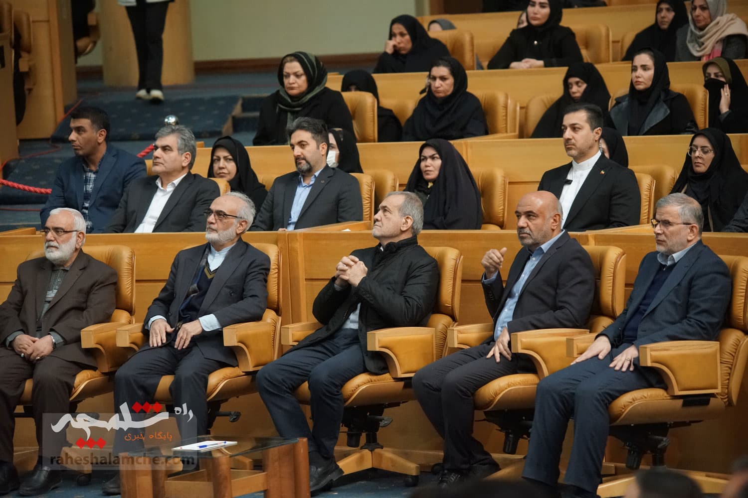 آیین تجلیل از طرحهای برگزیده اشتغال آفرین در کمیته امداد با حضور پزشکیان +تصاویر — تصویر 59