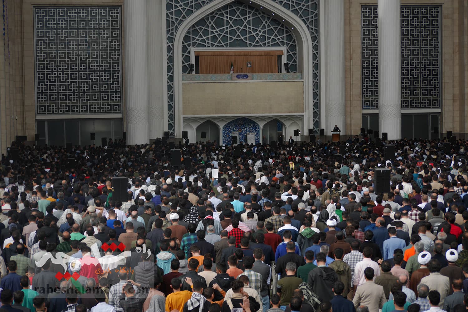 گزارش تصویری اختصاصی راه شلمچه از نماز عید فطر به امامت رهبر انقلاب — تصویر 64