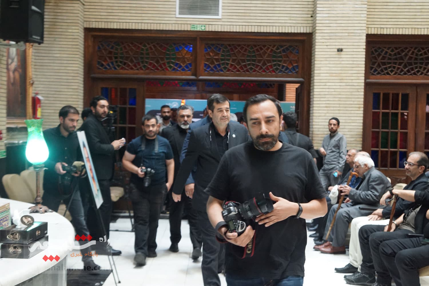 مراسم هفتمین روز درگذشت «محمدرضا درجاتی» +تصاویر — تصویر 52