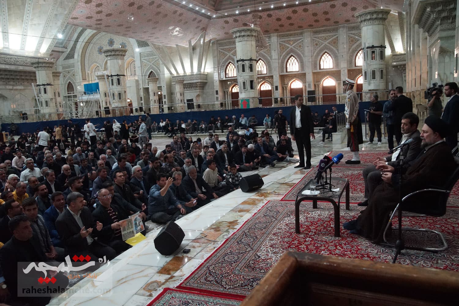 حضور جامعه ورزش و جوانان در حرم امام خمینی(ره) +تصاویر — تصویر 95