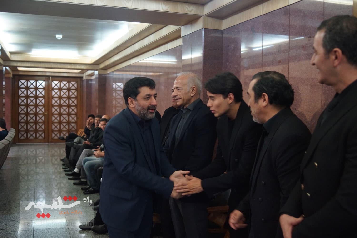 حضور بزرگان فوتبال کشور در ختم پدر خداداد عزیزی +تصاویر(2) — تصویر 37