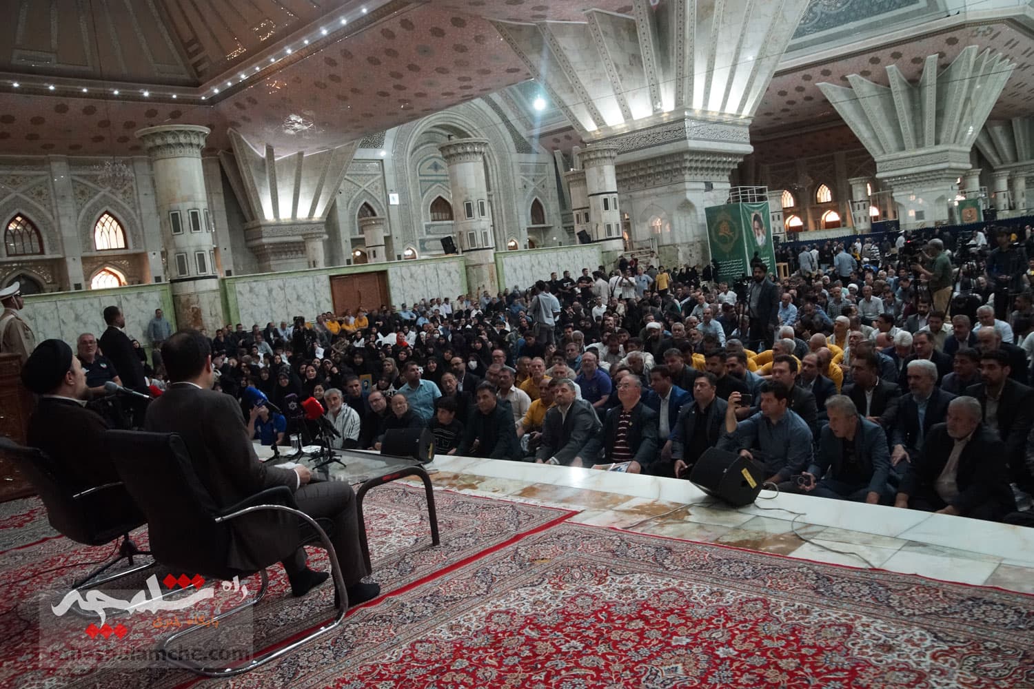 حضور جامعه ورزش و جوانان در حرم امام خمینی(ره) +تصاویر — تصویر 94