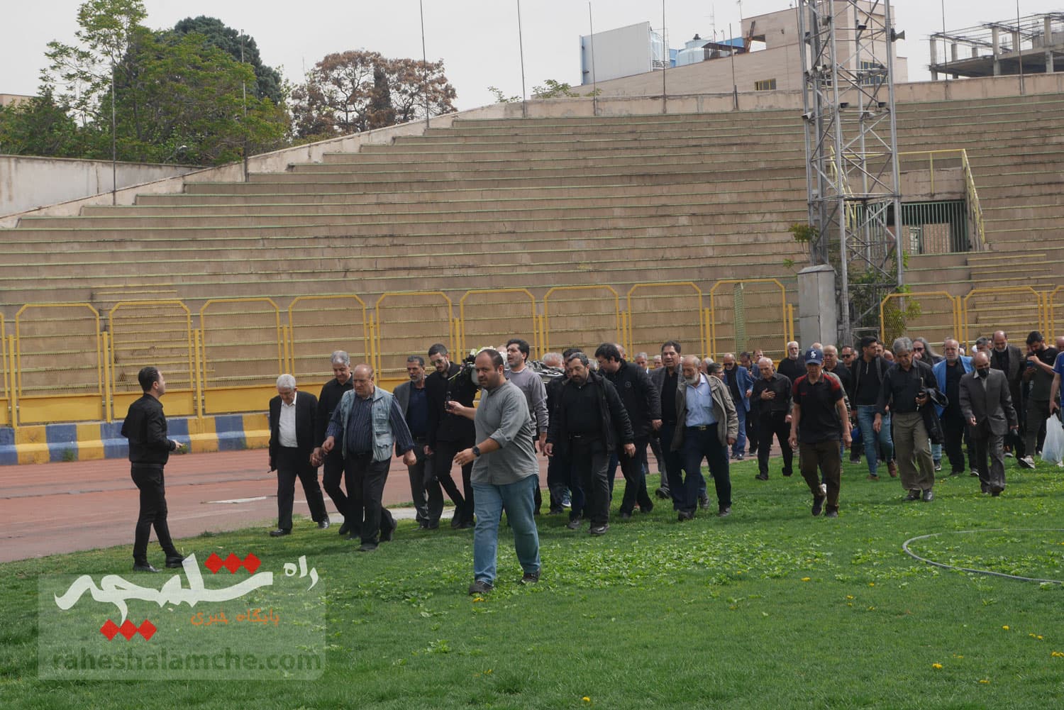چه کسانی در مراسم تشییع پیکر «عمو ظلی» حضور دارشتند +تصاویر — تصویر 100