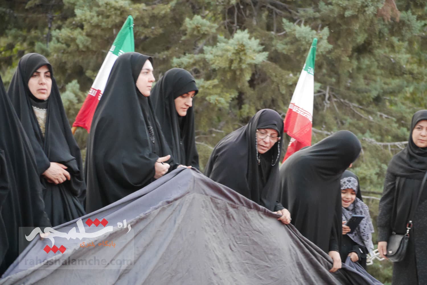 تهران با اهتزاز بزرگترین پرچم عزای حسینی در جهان به استقبال محرم رفت +تصاویر — تصویر 36