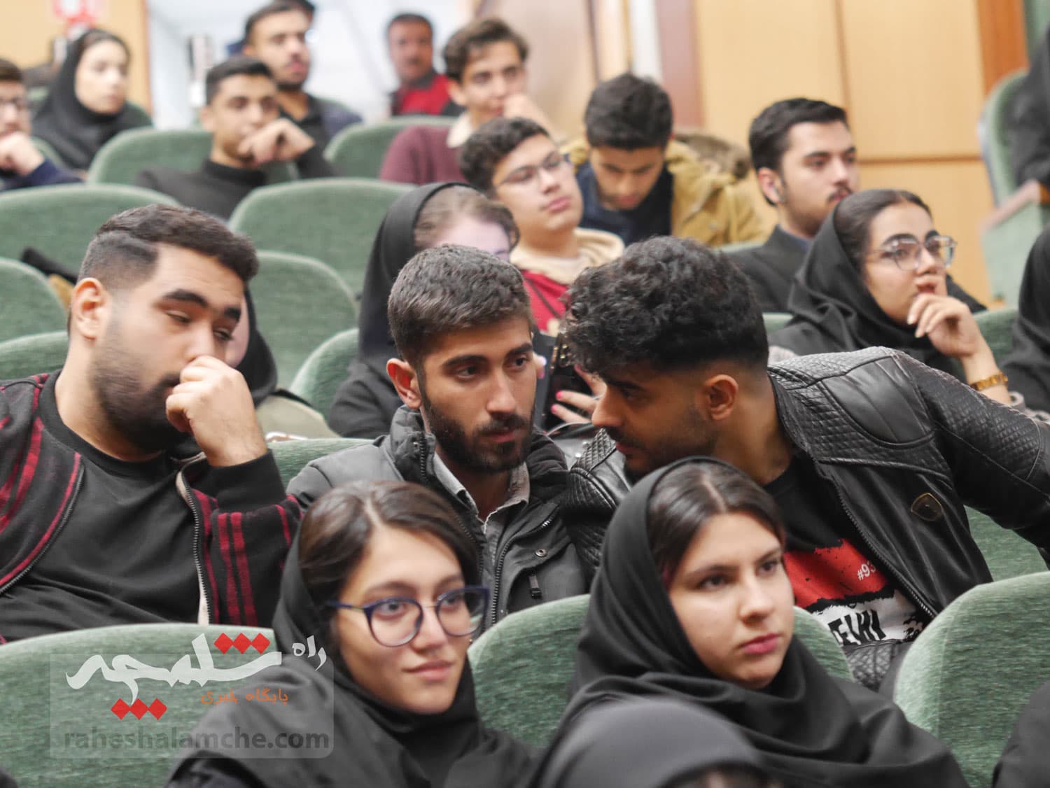 نشست صمیمی طحاننظیف با دانشجویان دانشگاه آزاد واحد مرکز +تصاویر — تصویر 15