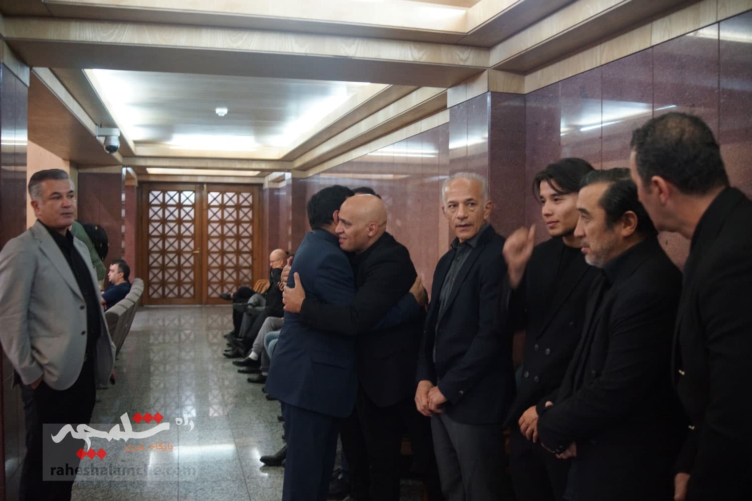 حضور بزرگان فوتبال کشور در ختم پدر خداداد عزیزی +تصاویر(2) — تصویر 36
