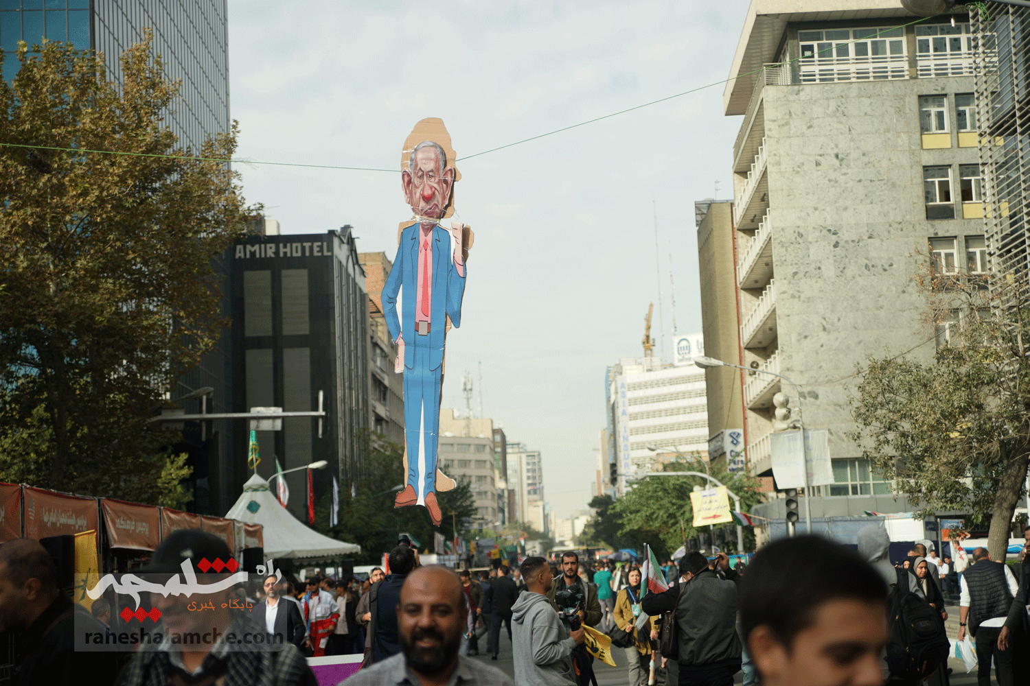 خشم مردم تهران علیه آمریکا و اسرائیل در «یومالله 13 آبان» +تصاویر — تصویر 9