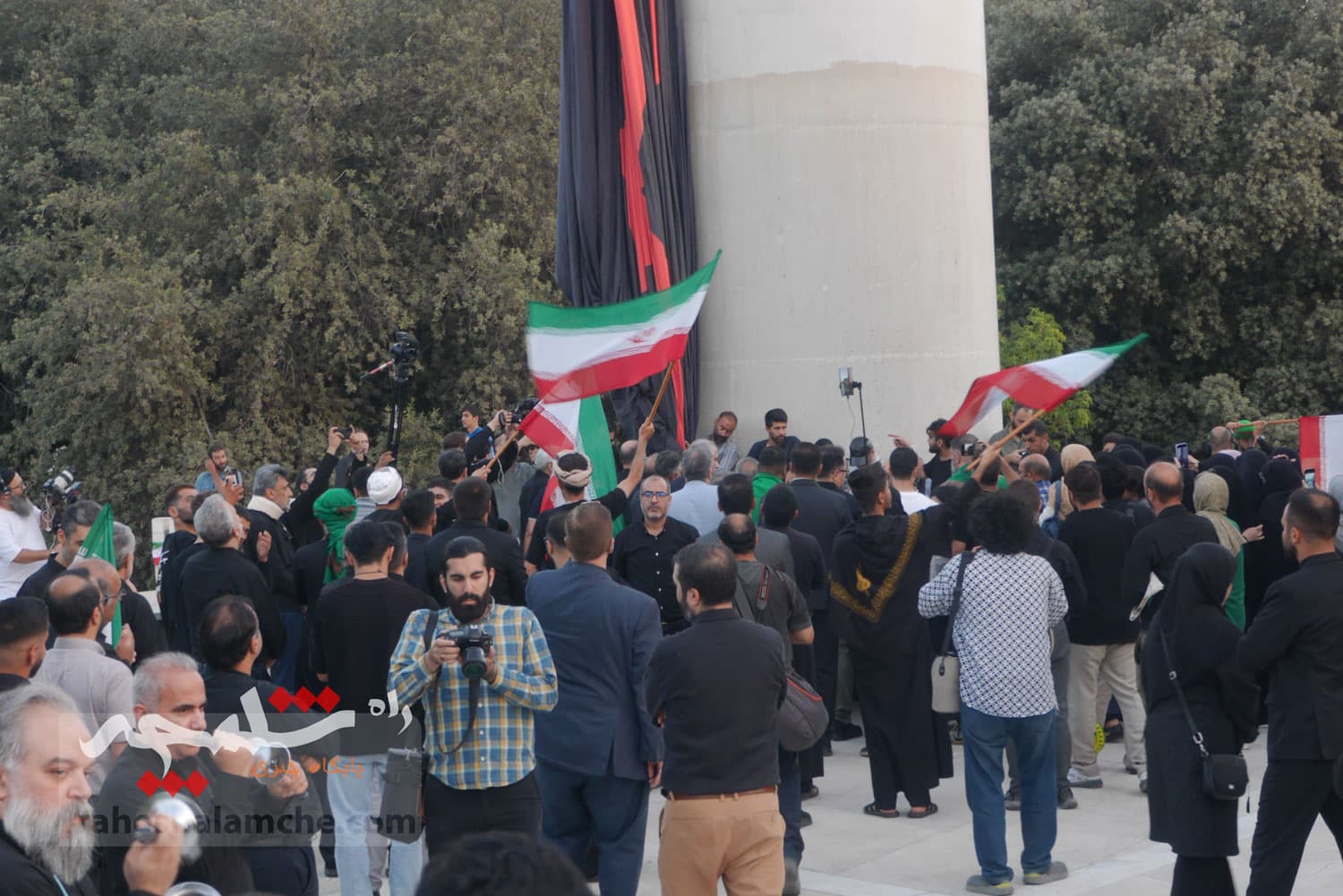 تهران با اهتزاز بزرگترین پرچم عزای حسینی در جهان به استقبال محرم رفت +تصاویر — تصویر 54