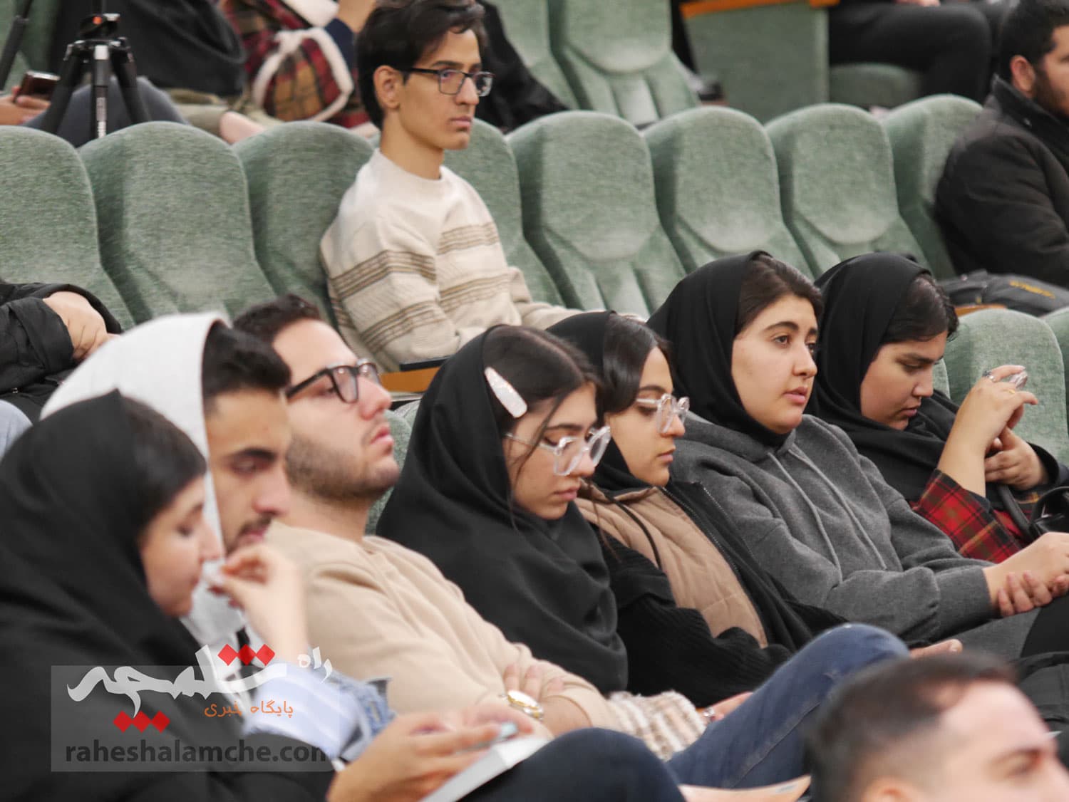 نشست صمیمی طحاننظیف با دانشجویان دانشگاه آزاد واحد مرکز +تصاویر — تصویر 16