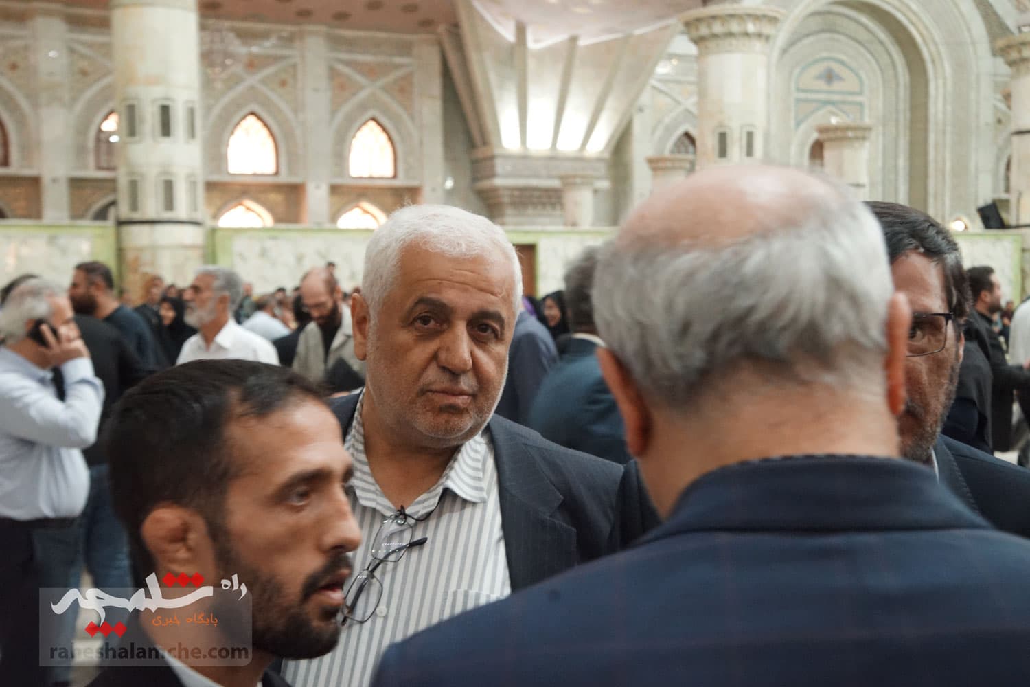 حضور جامعه ورزش و جوانان در حرم امام خمینی(ره) +تصاویر — تصویر 104