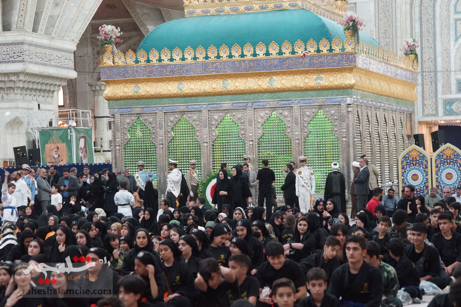 حضور جامعه ورزش و جوانان در حرم امام خمینی(ره) +تصاویر — تصویر 66
