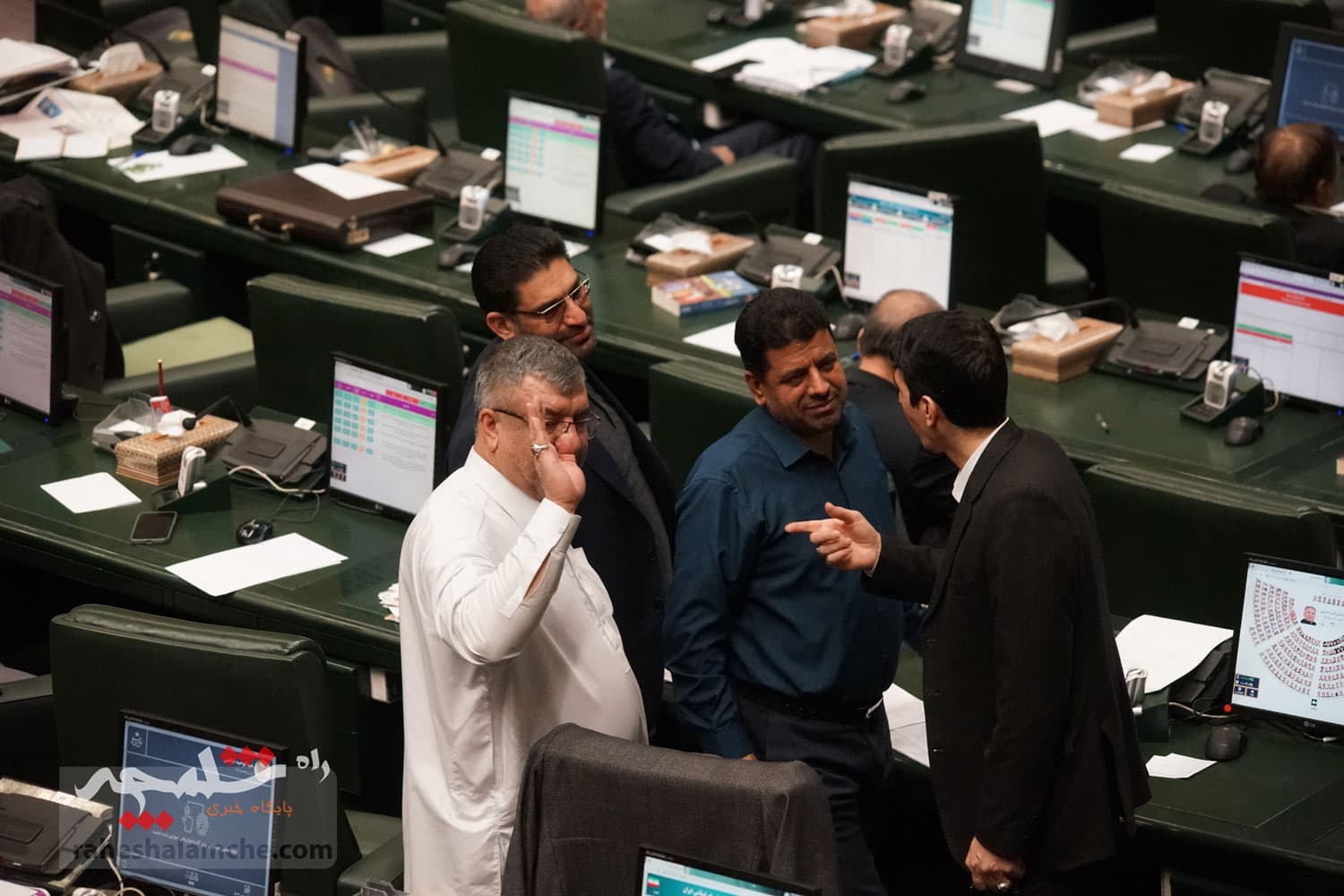 وزیر اقتصاد با 182 رای برکنار شد +تصاویر حاشیهها — تصویر 103