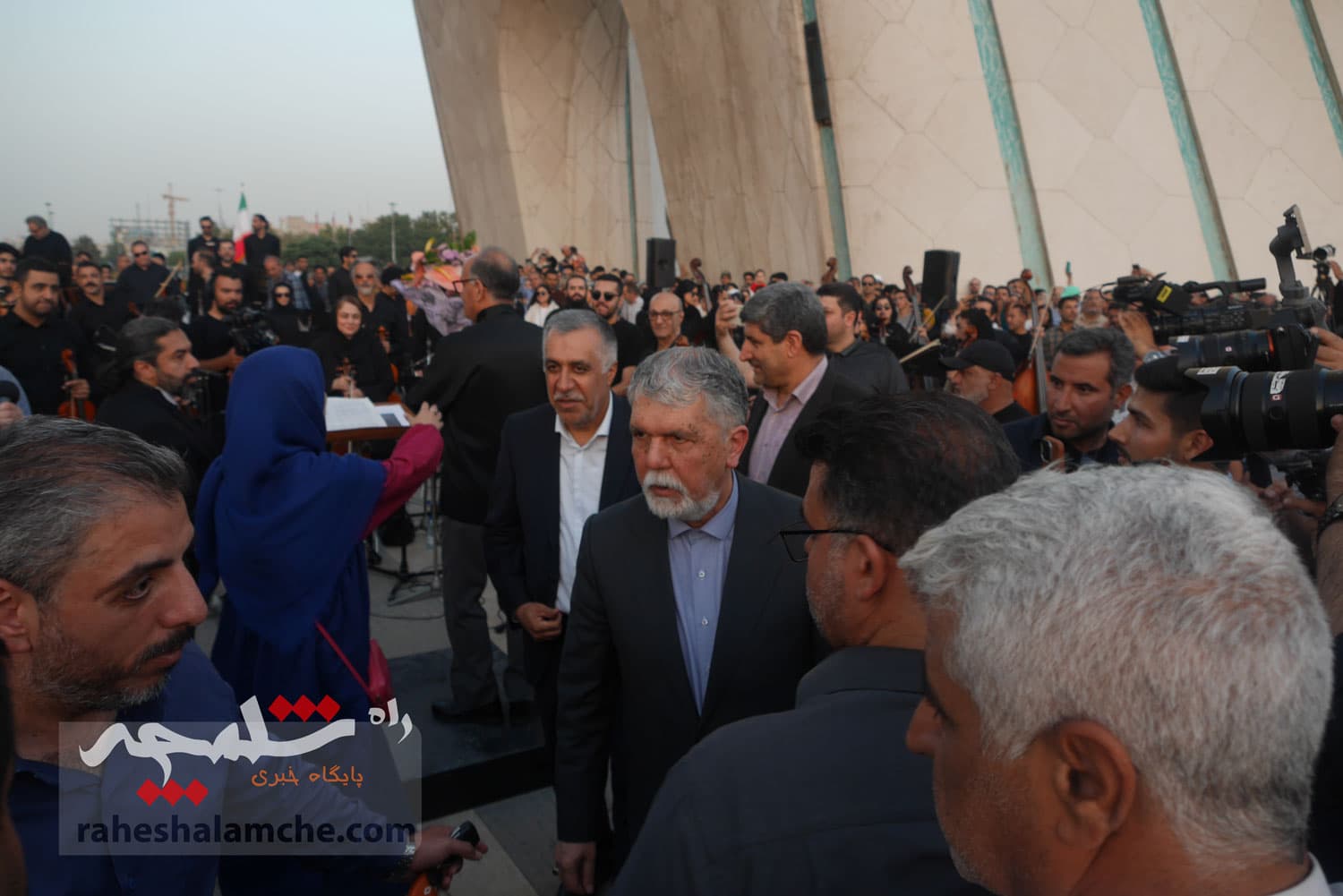 لحظاتی شاد با اجرای ارکستر سمفونیک ایران در میدان آزادی تهران +تصاویر — تصویر 51