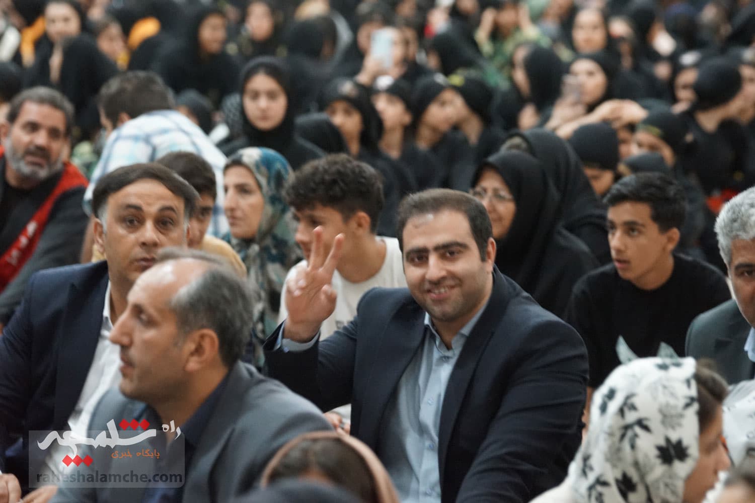 حضور جامعه ورزش و جوانان در حرم امام خمینی(ره) +تصاویر — تصویر 65