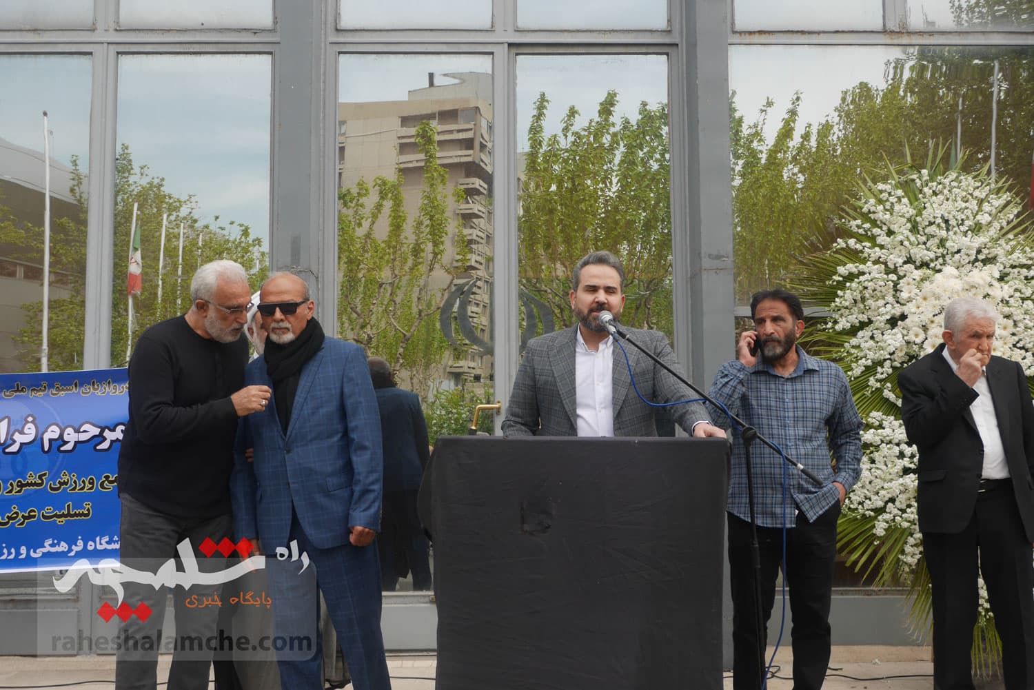 چه کسانی در مراسم تشییع پیکر «عمو ظلی» حضور دارشتند +تصاویر — تصویر 38