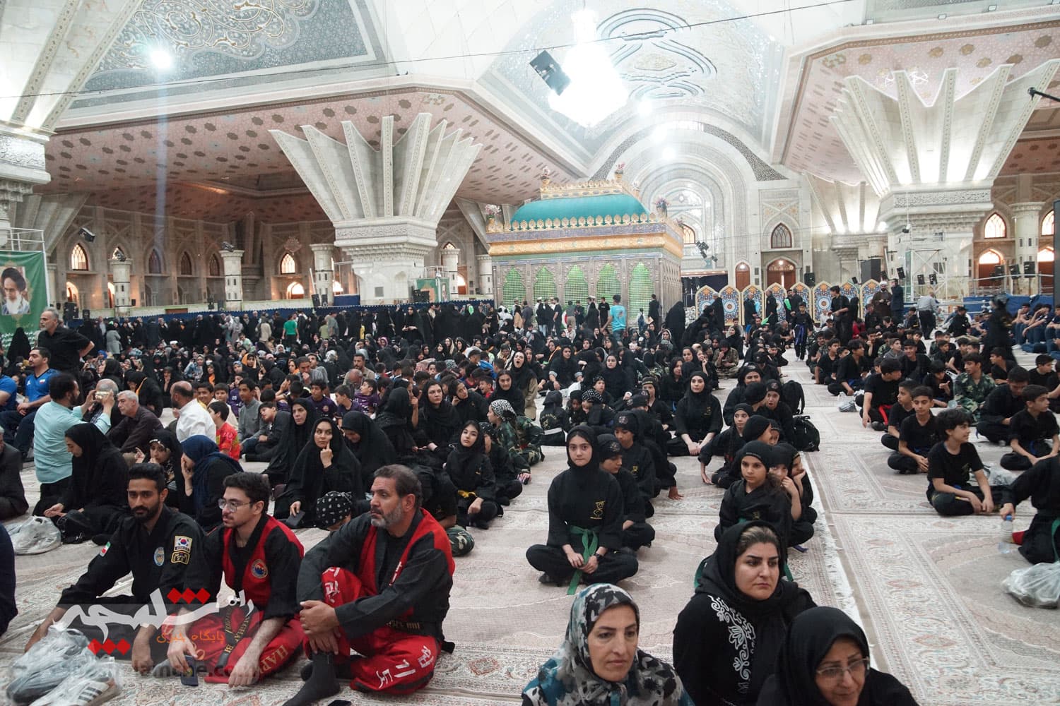 حضور جامعه ورزش و جوانان در حرم امام خمینی(ره) +تصاویر — تصویر 90