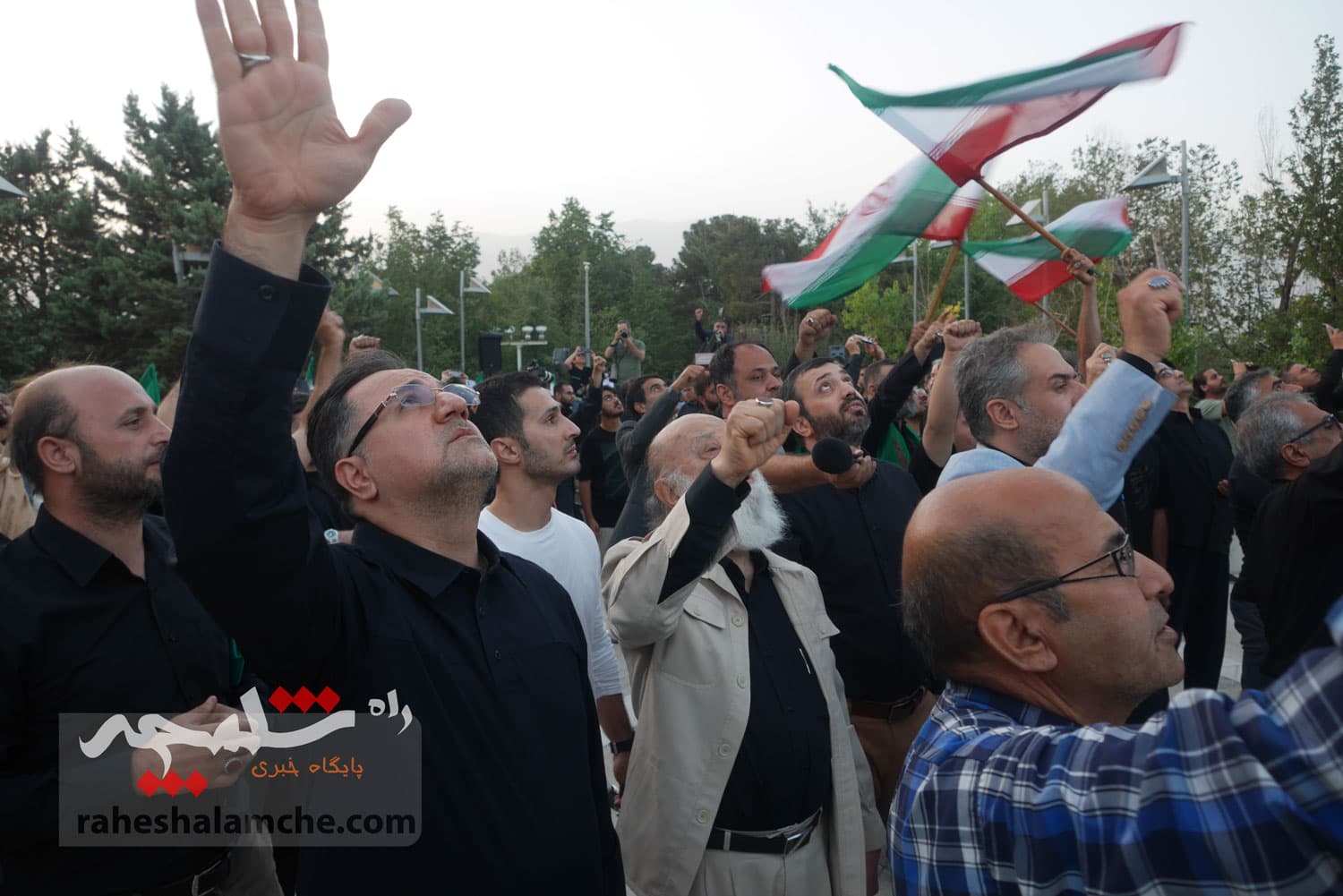 تهران با اهتزاز بزرگترین پرچم عزای حسینی در جهان به استقبال محرم رفت +تصاویر — تصویر 62
