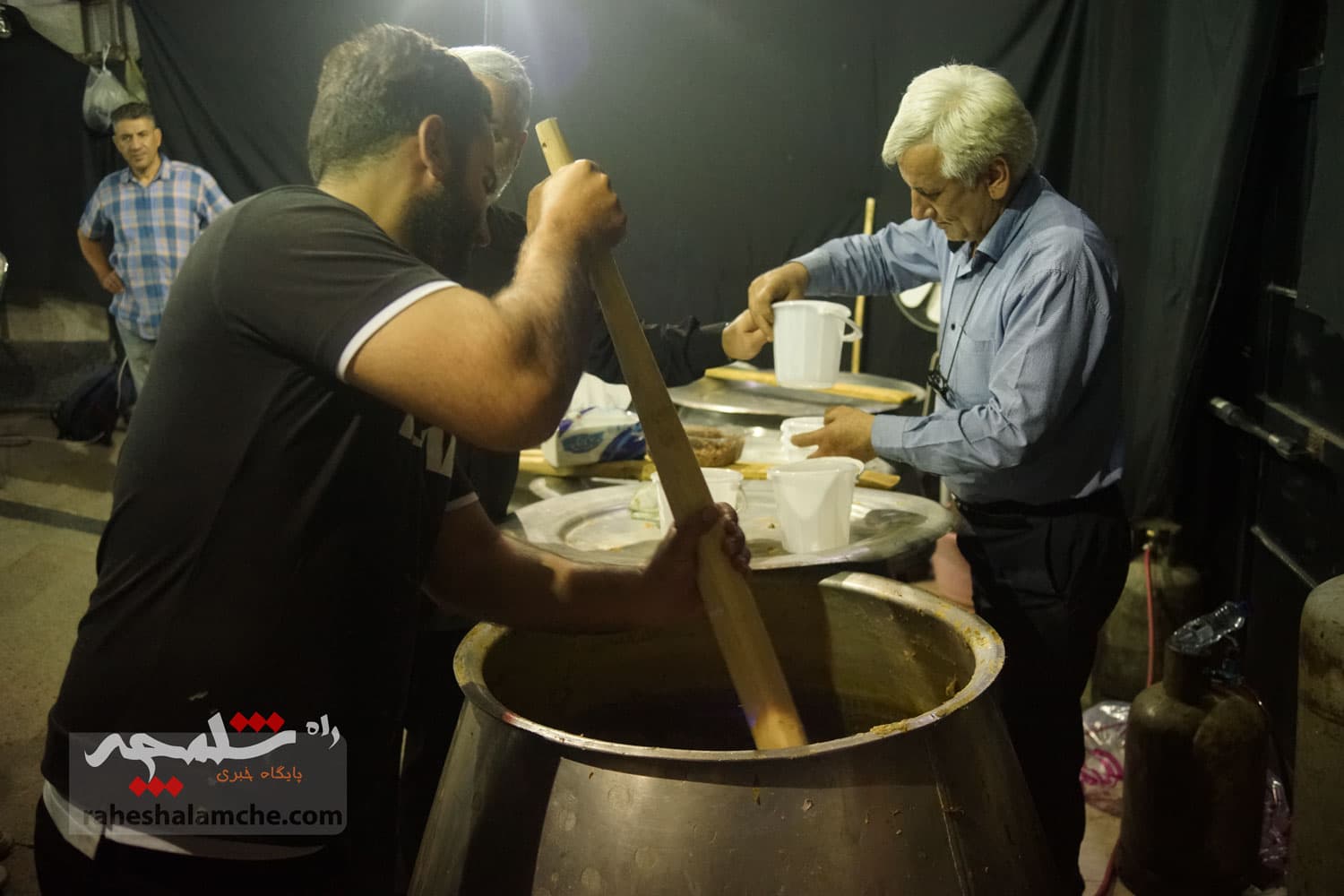 پخت آش نذری و روضه خانگی در شب 28 صفر +تصاویر — تصویر 34