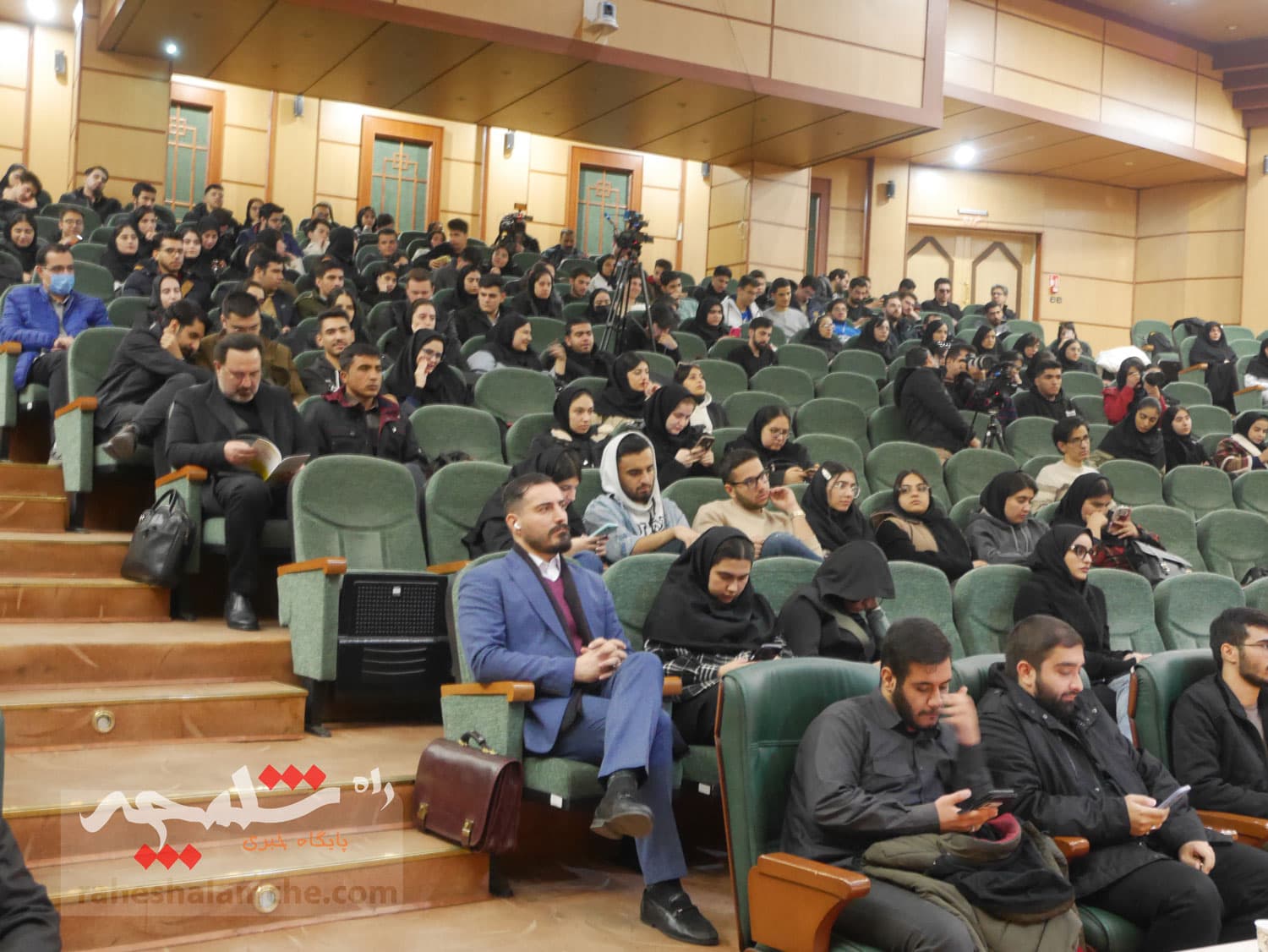 نشست صمیمی طحاننظیف با دانشجویان دانشگاه آزاد واحد مرکز +تصاویر — تصویر 23