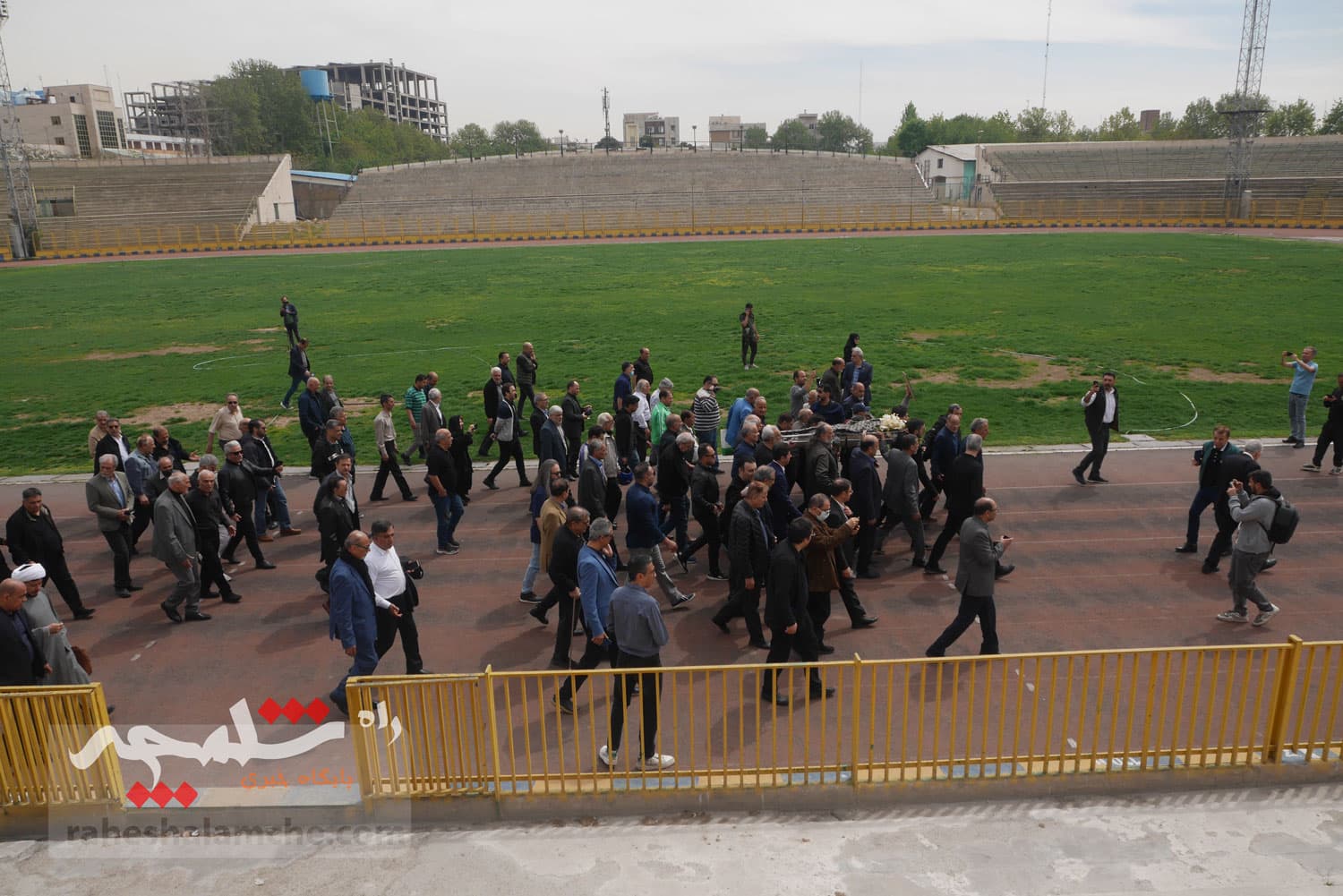 چه کسانی در مراسم تشییع پیکر «عمو ظلی» حضور دارشتند +تصاویر — تصویر 110