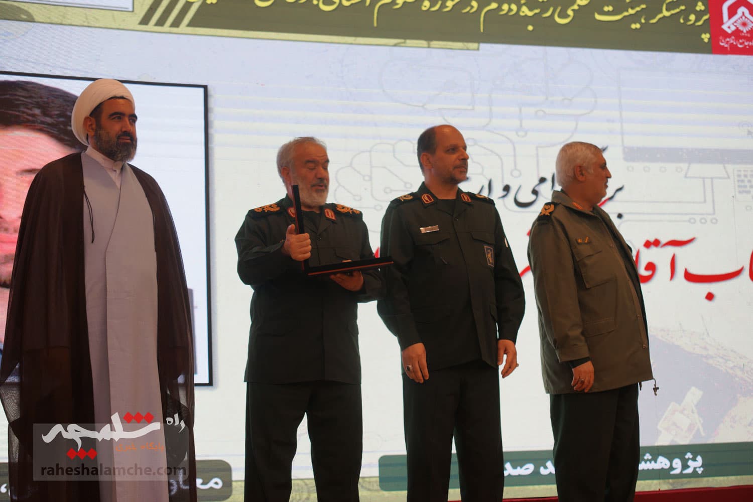 تجلیل از منتخبان جشنواره پژوهشی و فناوری در دانشگاه جامع امام حسین(ع) +تصاویر — تصویر 34