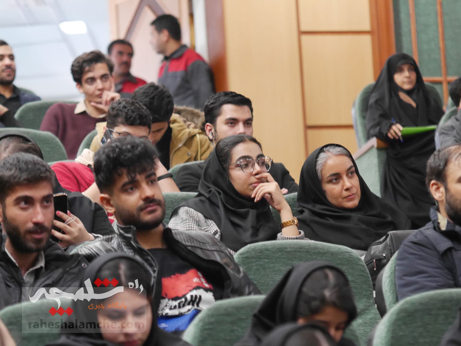 نشست صمیمی طحاننظیف با دانشجویان دانشگاه آزاد واحد مرکز +تصاویر — تصویر 18