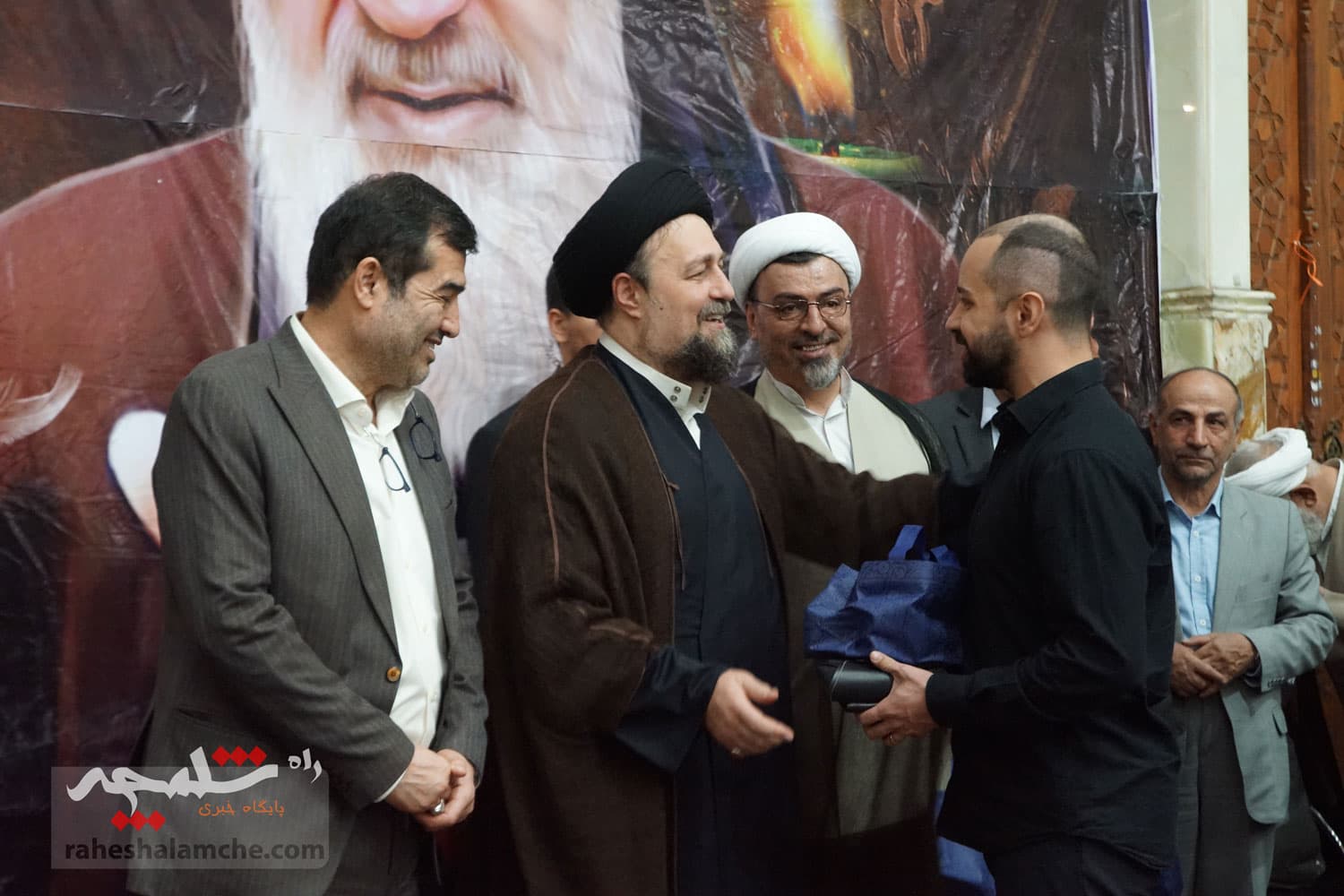 حضور جامعه ورزش و جوانان در حرم امام خمینی(ره) +تصاویر — تصویر 99
