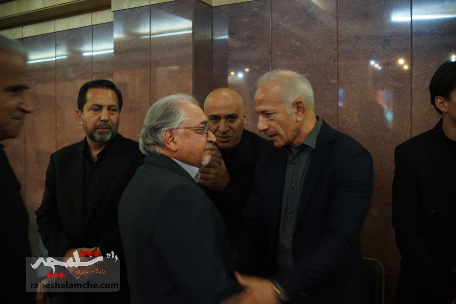 حضور بزرگان فوتبال کشور در ختم پدر خداداد عزیزی +تصاویر(2) — تصویر 44