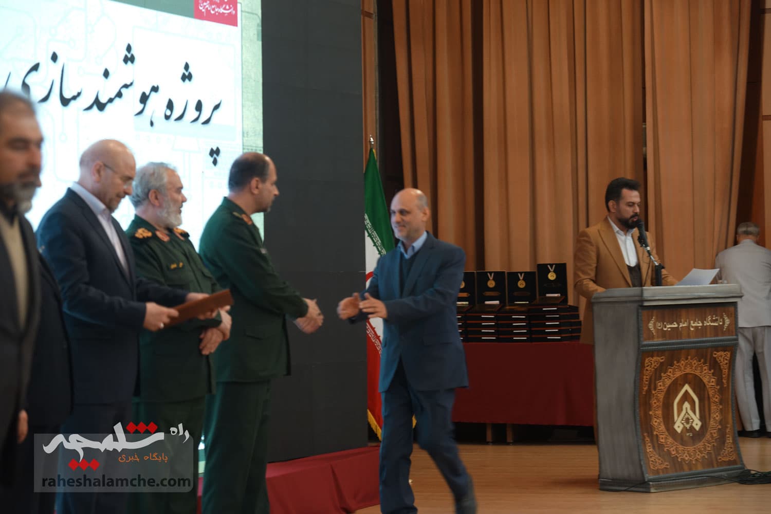 تجلیل از منتخبان جشنواره پژوهشی و فناوری در دانشگاه جامع امام حسین(ع) +تصاویر — تصویر 77