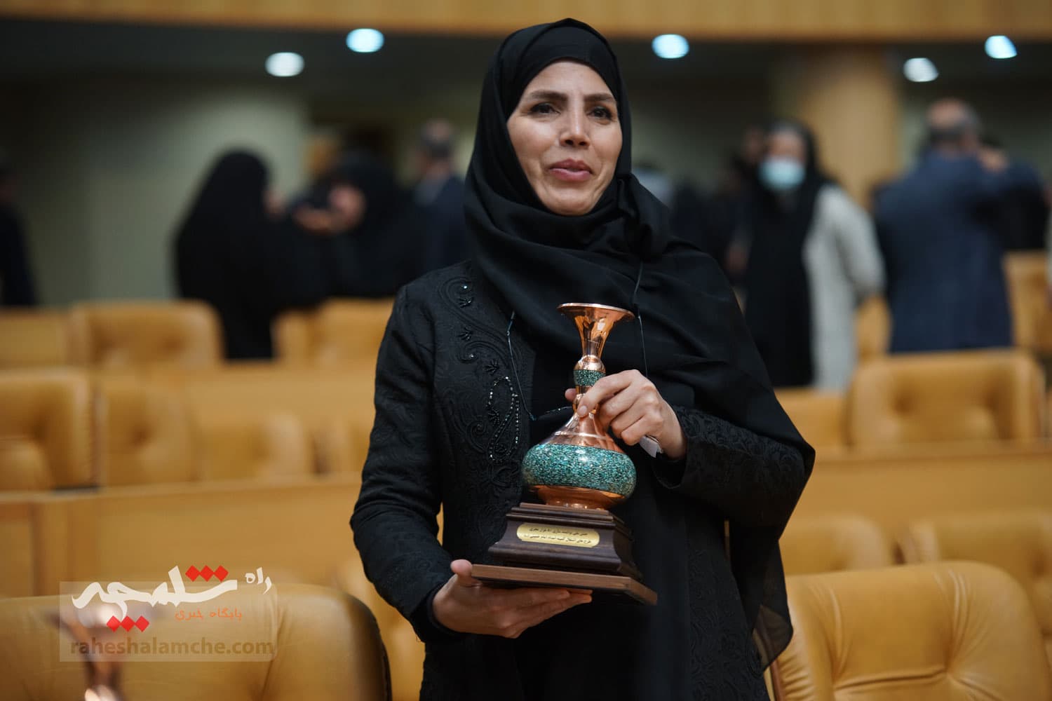 آیین تجلیل از طرحهای برگزیده اشتغال آفرین در کمیته امداد با حضور پزشکیان +تصاویر — تصویر 121