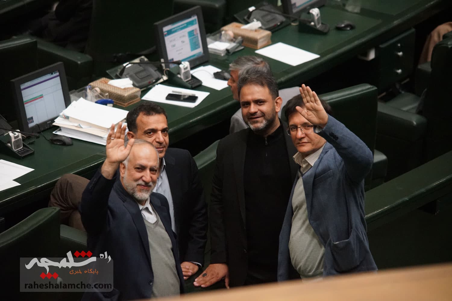 وزیر اقتصاد با 182 رای برکنار شد +تصاویر حاشیهها — تصویر 90