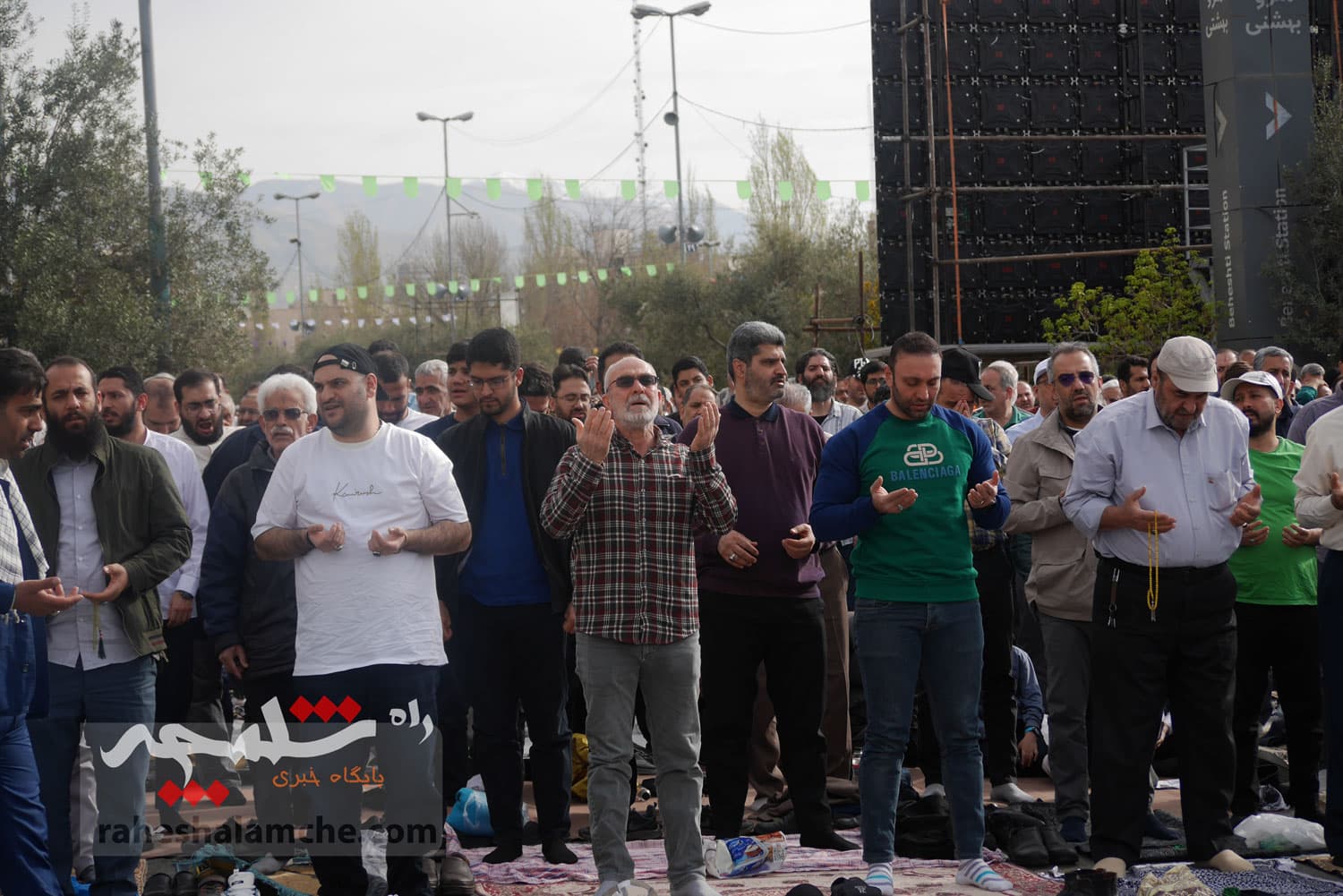 گزارش تصویری اختصاصی راه شلمچه از نماز عید فطر به امامت رهبر انقلاب — تصویر 60