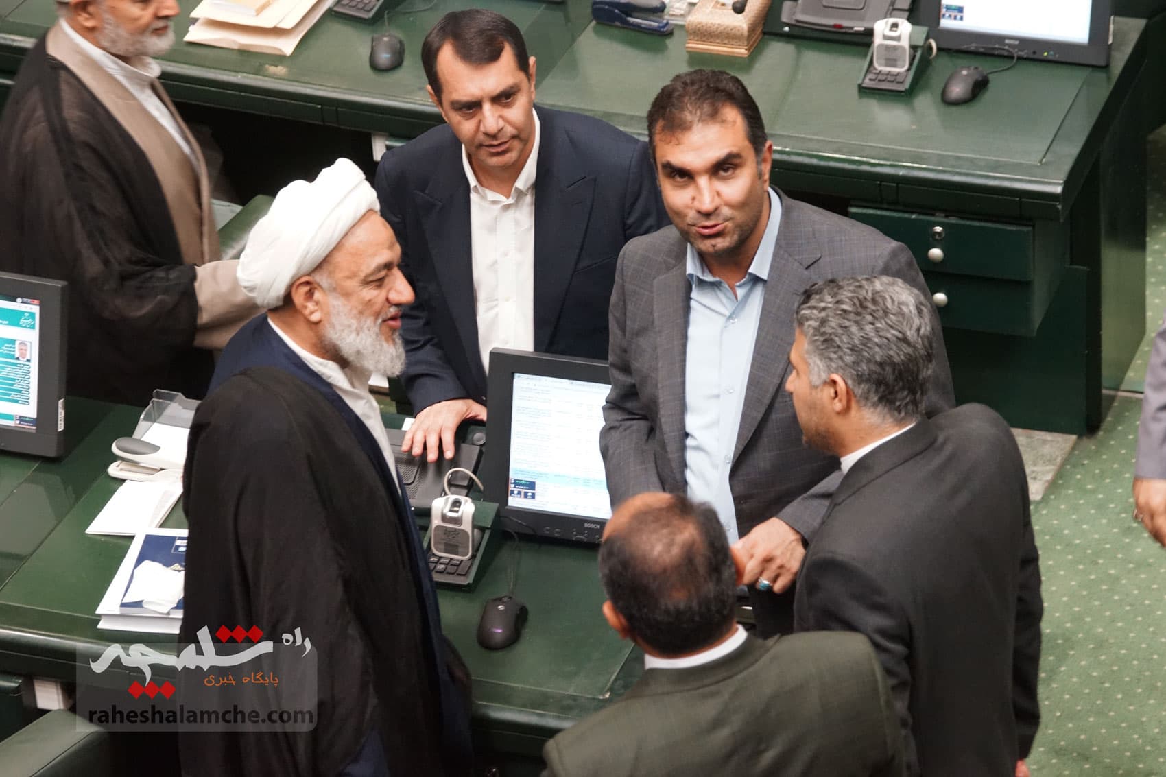 حاشیههای امروز صحن علنی مجلس در آستانه روز خبرنگار +تصاویر — تصویر 19