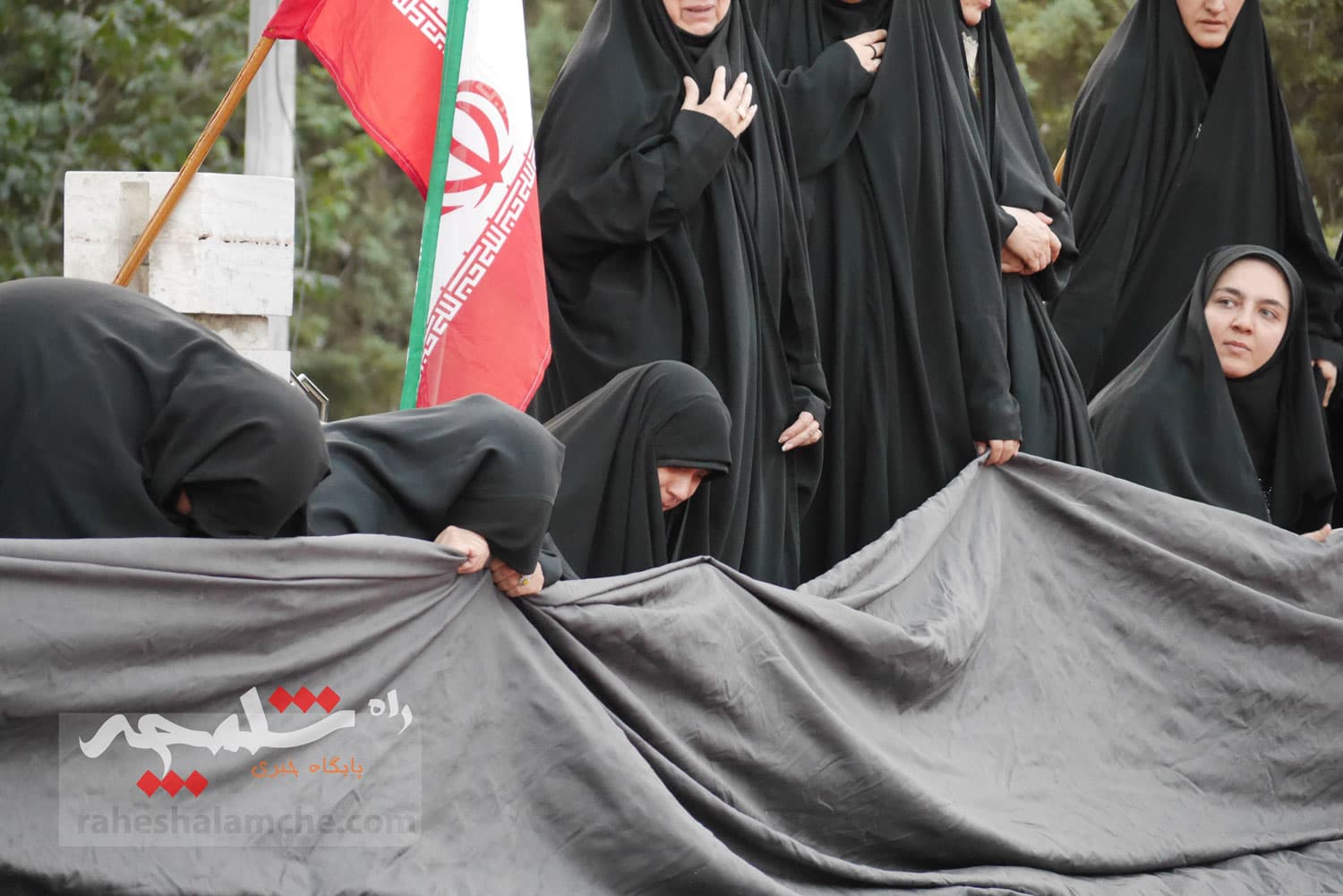 تهران با اهتزاز بزرگترین پرچم عزای حسینی در جهان به استقبال محرم رفت +تصاویر — تصویر 38