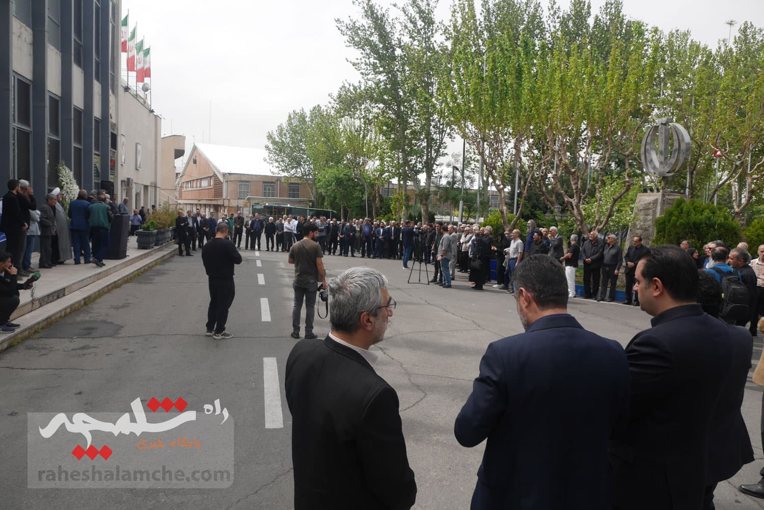 چه کسانی در مراسم تشییع پیکر «عمو ظلی» حضور دارشتند +تصاویر — تصویر 55