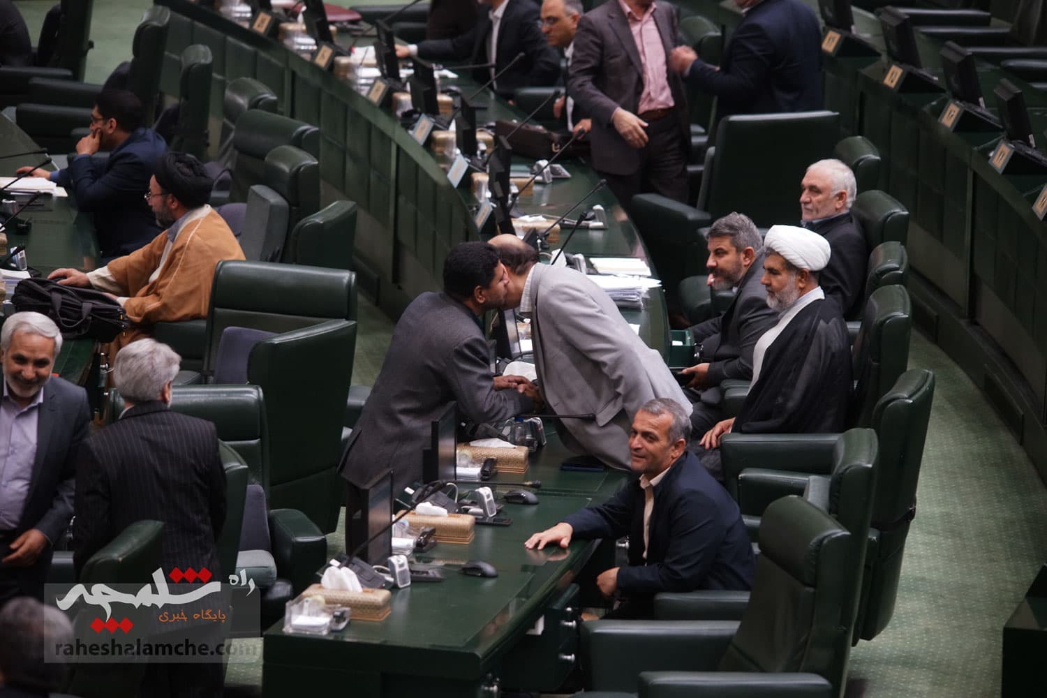 حاشیههای تصویری اولین روز صحن علنی مجلس در سال 1404 — تصویر 3