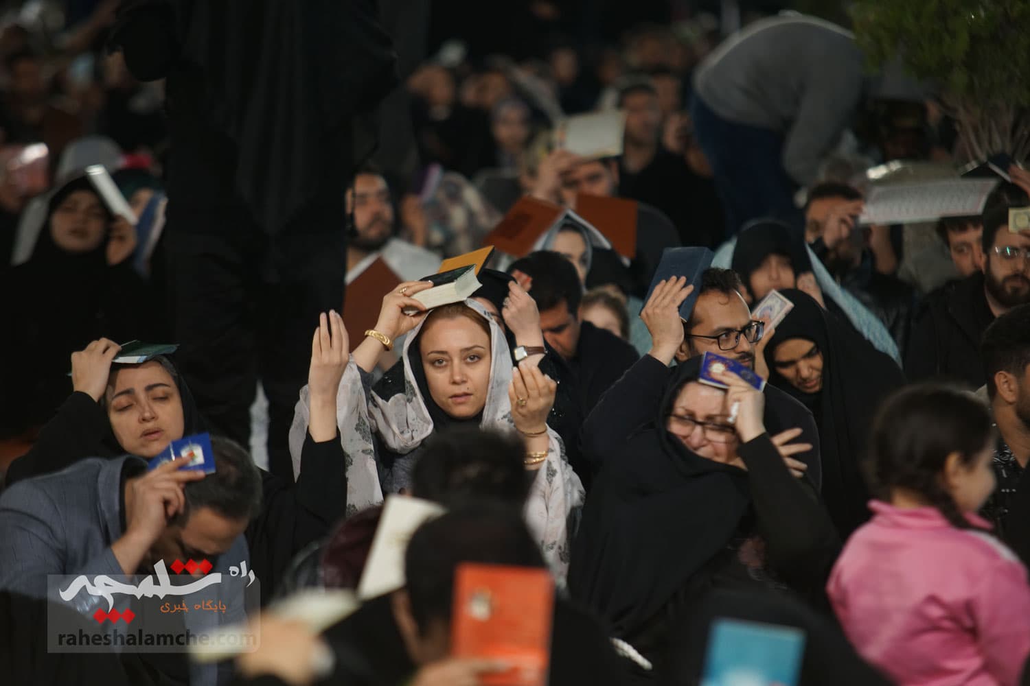 طنین نجوای «الهی العفو» دومین شب قدر در حرم عبدالعظیم حسنی(ع) +تصاویر — تصویر 71