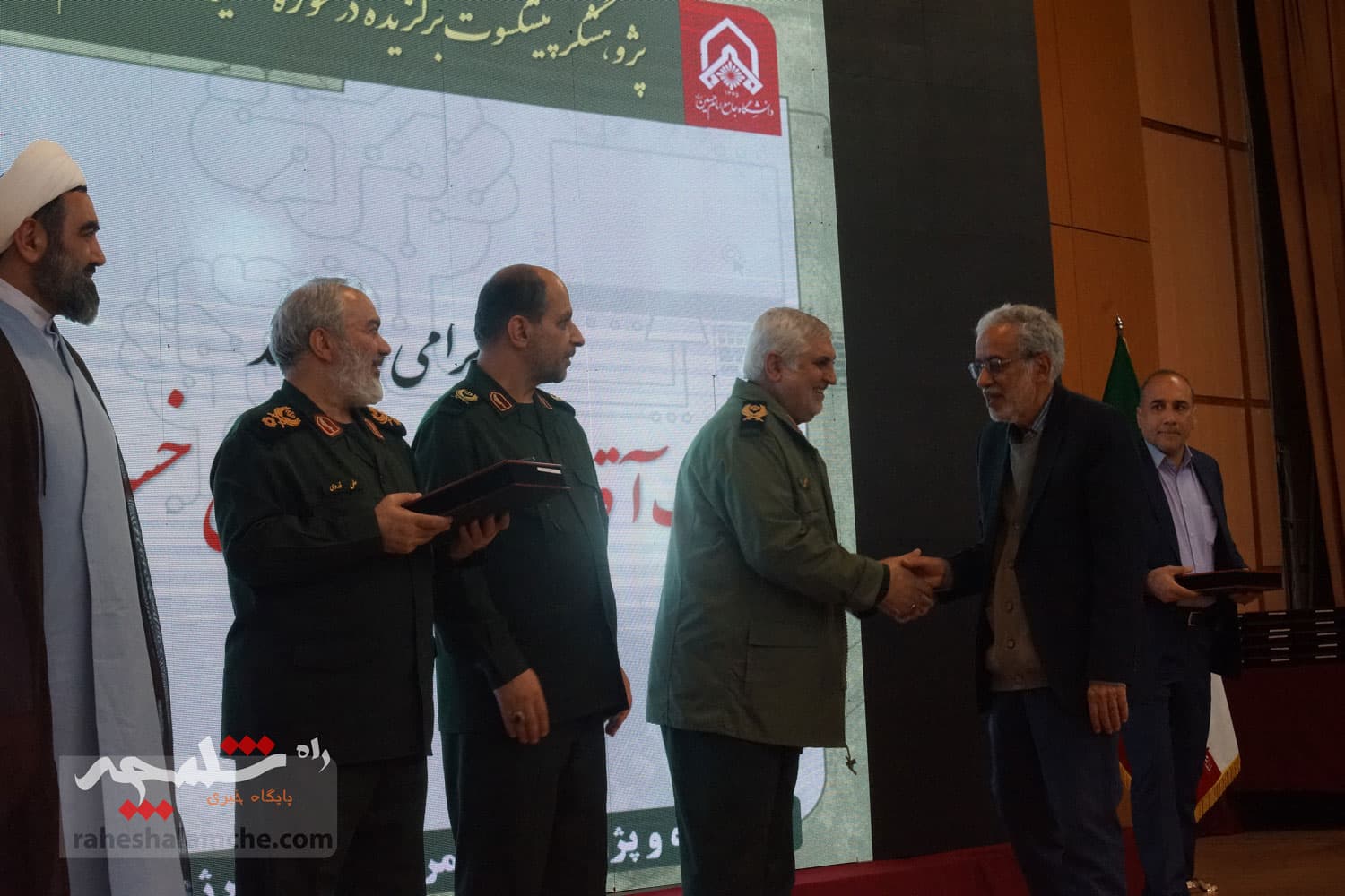 تجلیل از منتخبان جشنواره پژوهشی و فناوری در دانشگاه جامع امام حسین(ع) +تصاویر — تصویر 107