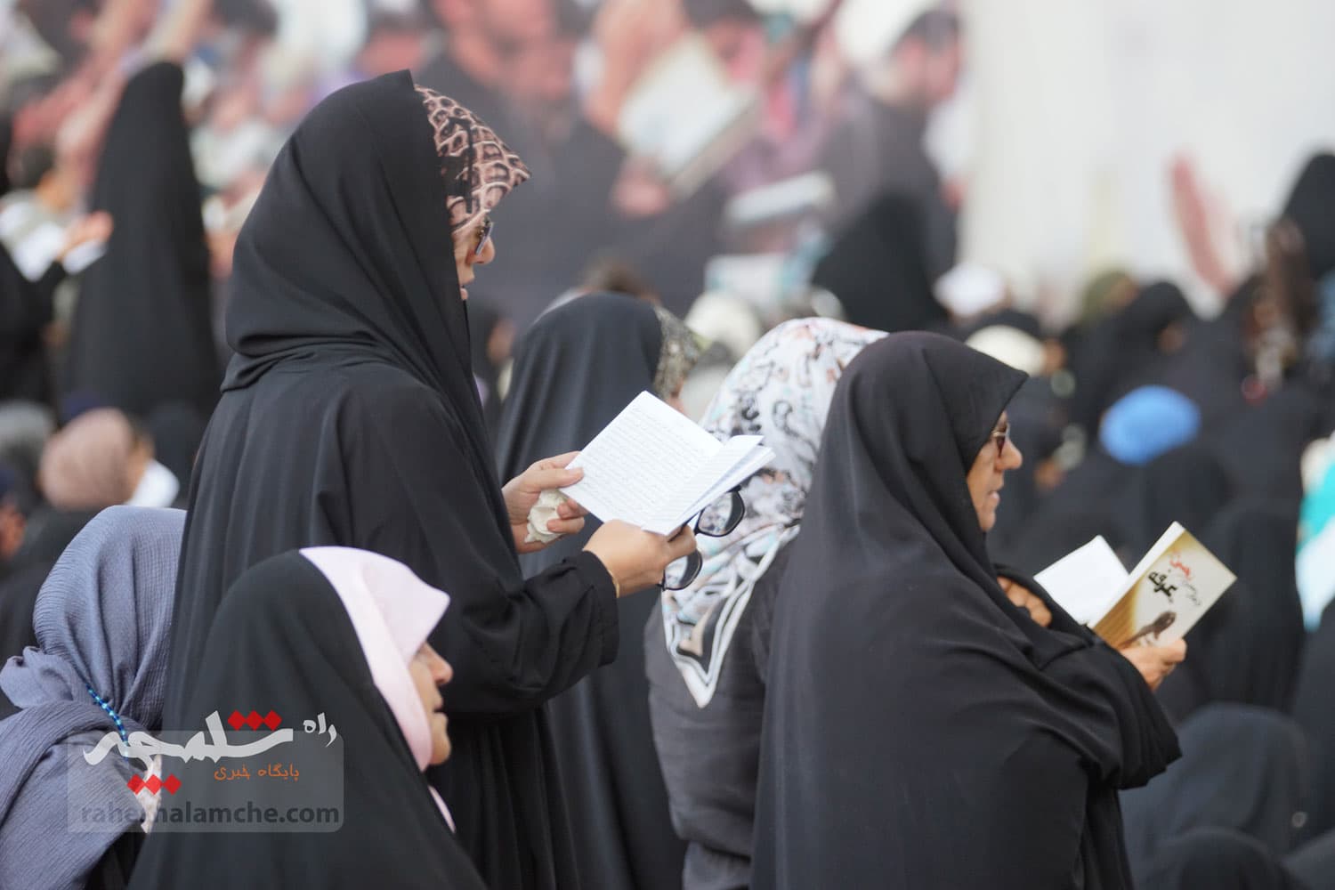مراسم دعای عرفه در مصلی امام خمینی(ره) برگزار شد +تصاویر — تصویر 90