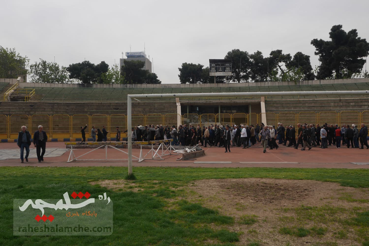 چه کسانی در مراسم تشییع پیکر «عمو ظلی» حضور دارشتند +تصاویر — تصویر 91