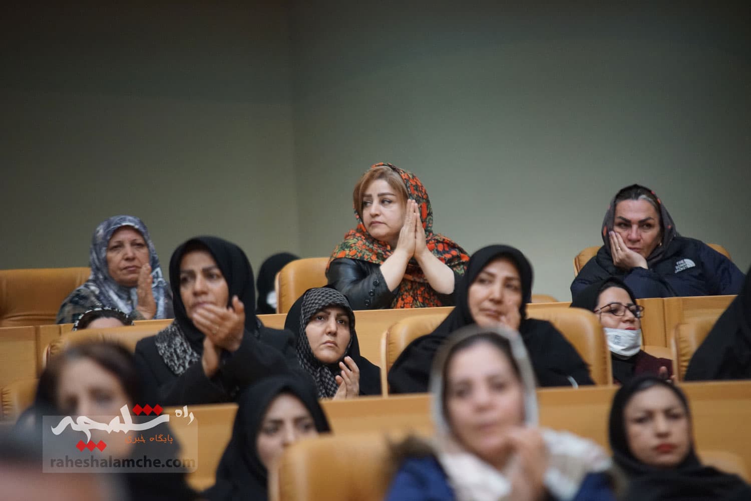 آیین تجلیل از طرحهای برگزیده اشتغال آفرین در کمیته امداد با حضور پزشکیان +تصاویر — تصویر 29