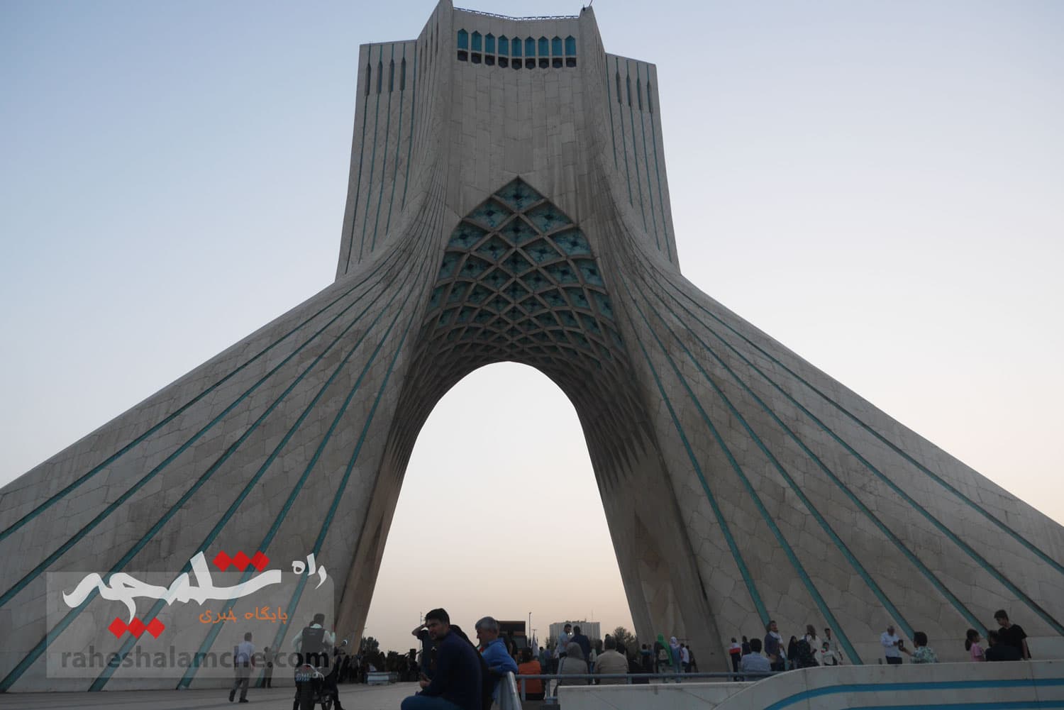 لحظاتی شاد با اجرای ارکستر سمفونیک ایران در میدان آزادی تهران +تصاویر — تصویر 62