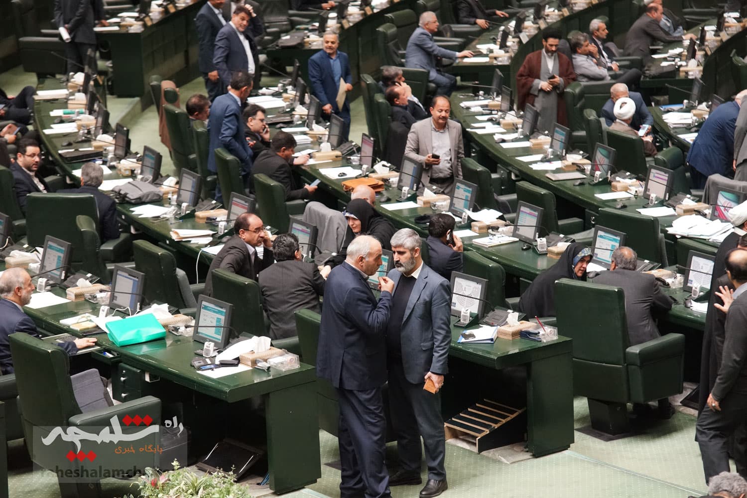 وزیر اقتصاد با 182 رای برکنار شد +تصاویر حاشیهها — تصویر 118