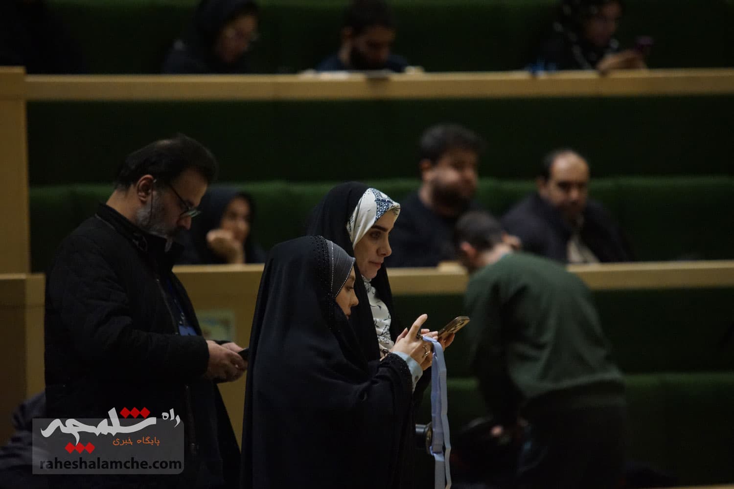 وزیر اقتصاد با 182 رای برکنار شد +تصاویر حاشیهها — تصویر 70