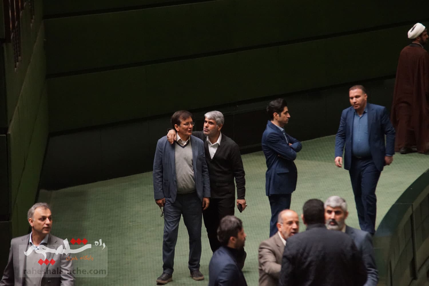 وزیر اقتصاد با 182 رای برکنار شد +تصاویر حاشیهها — تصویر 127